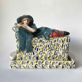 Mila VÁZQUEZ OTERO (* 1978) – Butterdose mit liegender Frau, nach Skulptur von Eduard Klablena gemacht - Studiokeramik
