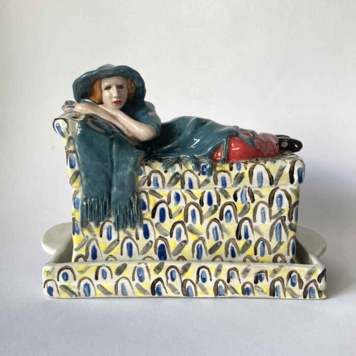 Mila VÁZQUEZ OTERO (* 1978) – Butterdose mit liegender Frau, nach Skulptur von Eduard Klablena gemacht – Studiokeramik