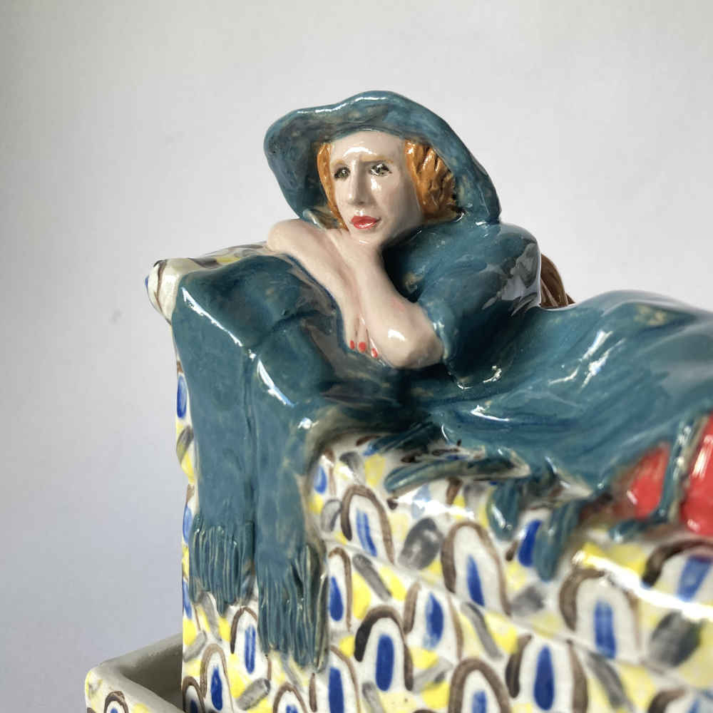 Mila VÁZQUEZ OTERO (* 1978) – Mantequillera con mujer recostada, inspirada en una escultura de Eduard Klablena – Cerámica de estudio - Imagen 7