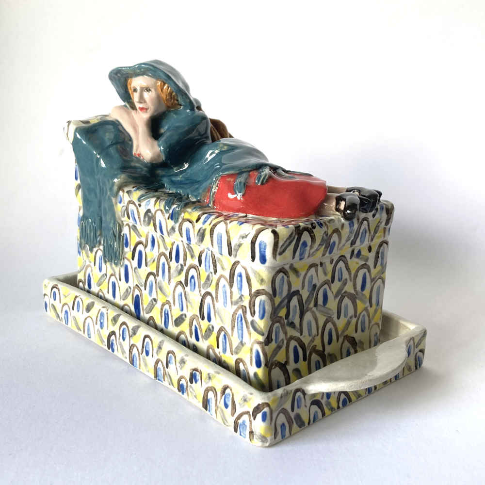 Mila VÁZQUEZ OTERO (* 1978) – Mantequillera con mujer recostada, inspirada en una escultura de Eduard Klablena – Cerámica de estudio - Imagen 2