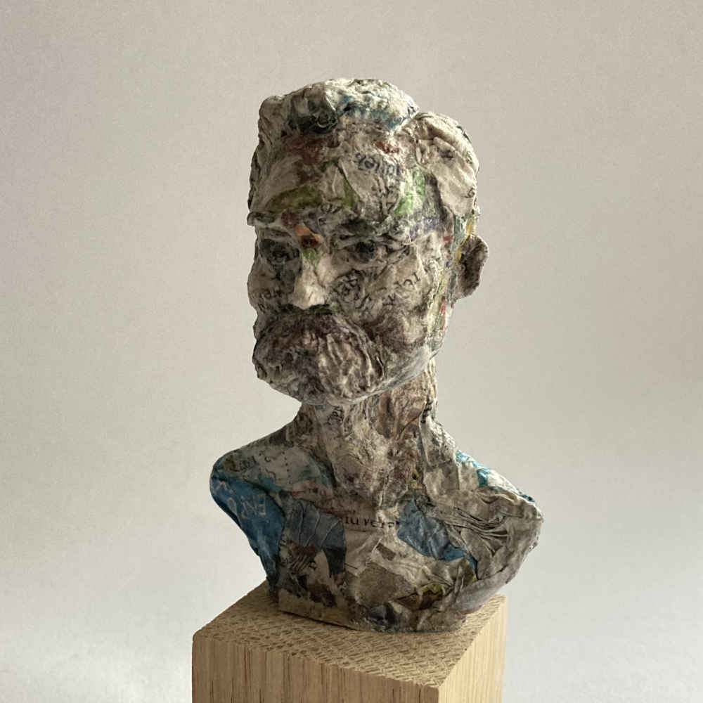 Friedrich Nietzsche Büste I: Eine Figur von einem der wichtigsten Philosophen hergestellt als Skulptur aus Papier und Kleister von der Künstlerin Mila Vázquez Otero.