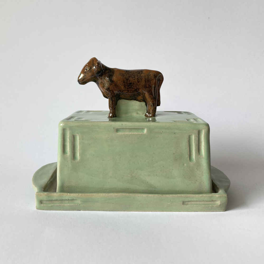 Mila VÁZQUEZ OTERO (* 1978) - Beurrier en céramique fait main avec vache - Poterie d'atelier