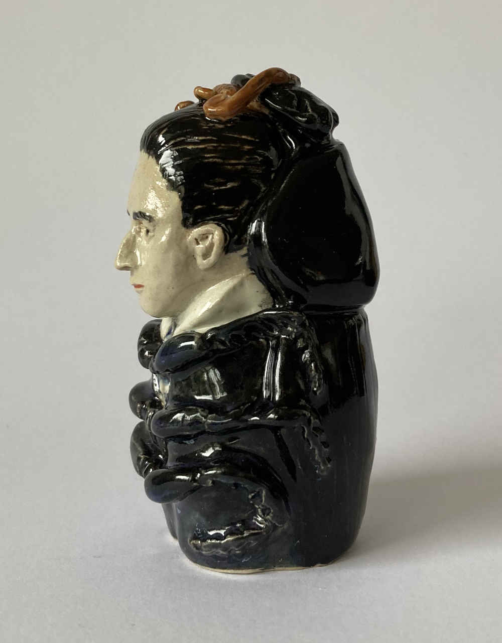Mila VÁZQUEZ OTERO (* 1978) - Buste-Salière de Kafka - Poterie d'atelier – Image 3