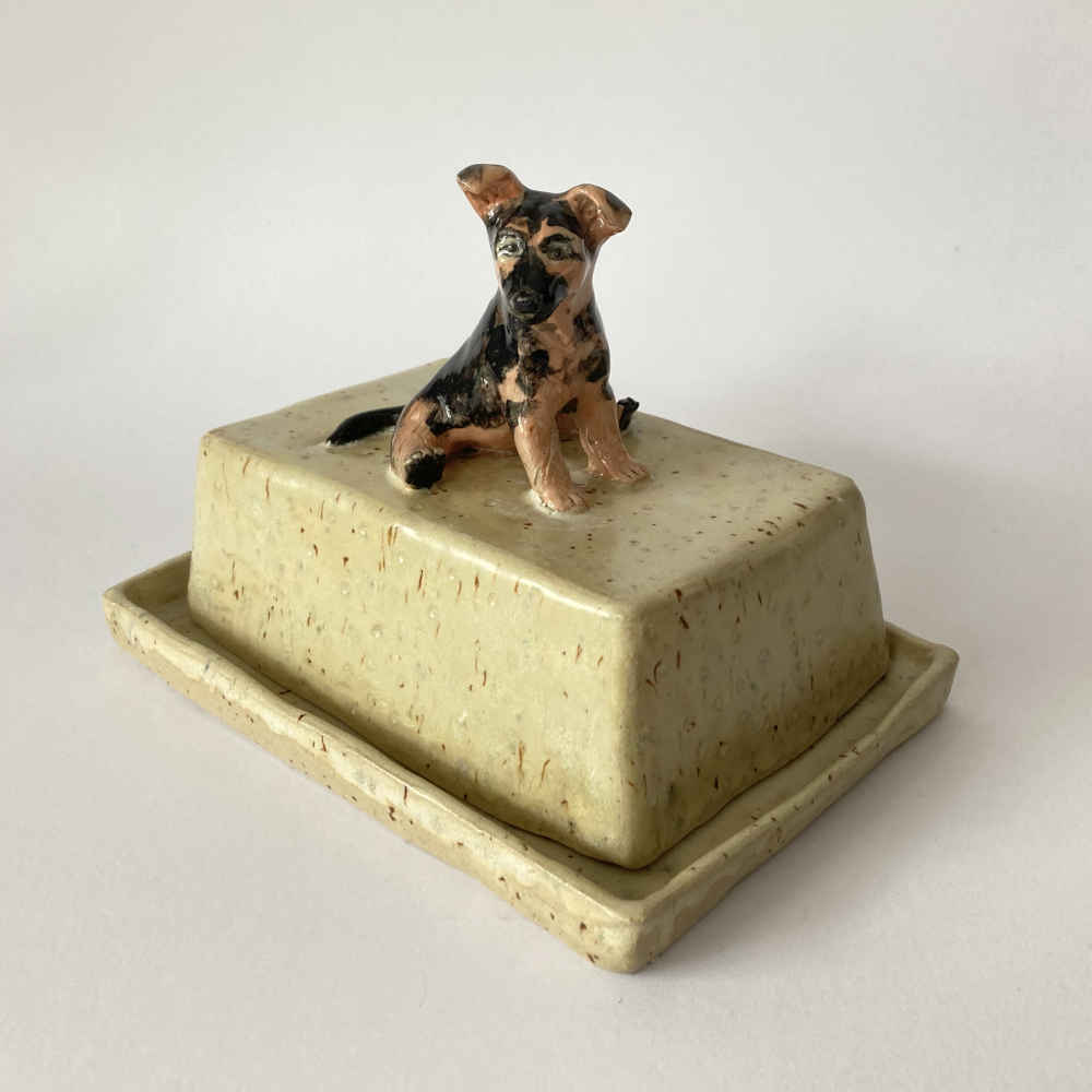 Mila VÁZQUEZ OTERO (* 1978) - Burriera in ceramica con cucciolo di cane da pastore tedesco - Studio ceramica - immagine 2