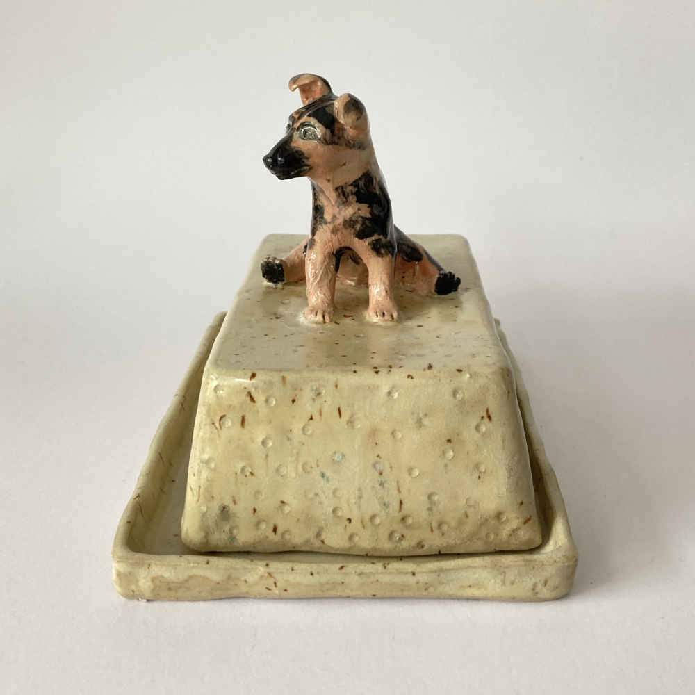Mila VÁZQUEZ OTERO (* 1978) - Burriera in ceramica con cucciolo di cane da pastore tedesco - Studio ceramica - immagine 3