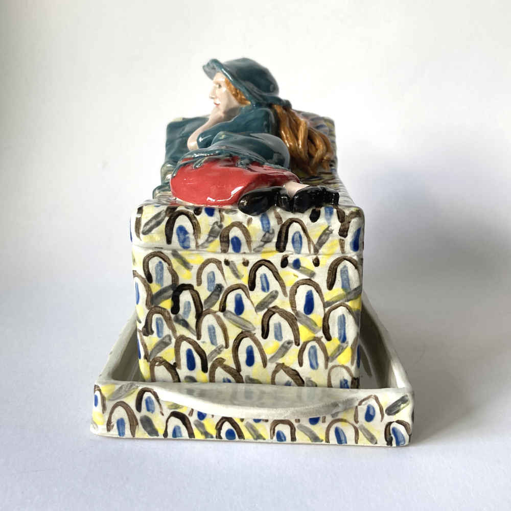Mila VÁZQUEZ OTERO (* 1978) - Butter Dish Featuring a Reclining Woman, Modelled on a Sculpture by Eduard Klablena – Studio Pottery - Image 3
