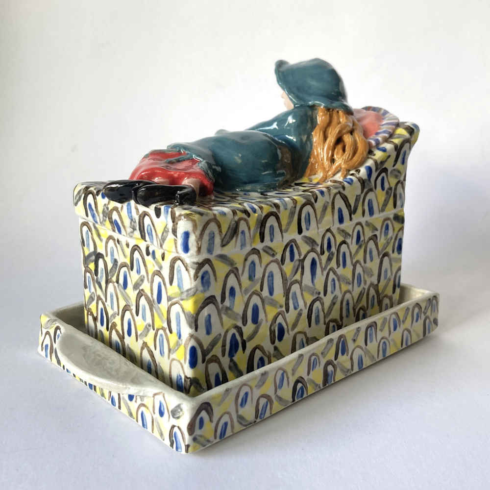 Mila VÁZQUEZ OTERO (* 1978) - Butter Dish Featuring a Reclining Woman, Modelled on a Sculpture by Eduard Klablena – Studio Pottery - Image 4