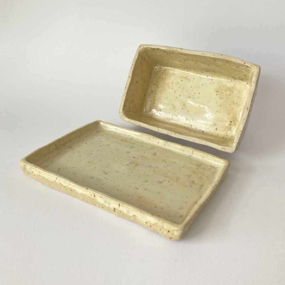 Mila VÁZQUEZ OTERO (* 1978) – Butterdose aus Keramik handgemacht mit Schäferhund-Welpen - Studiokeramik – Bild 5