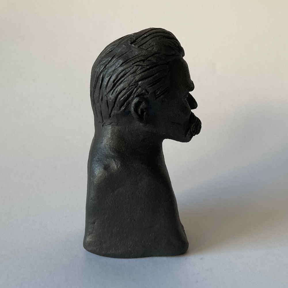 Mila VÁZQUEZ OTERO (* 1978) – Friedrich Nietzsche - Salzstreuerbüste (2) - Studiokeramik – Bild 3