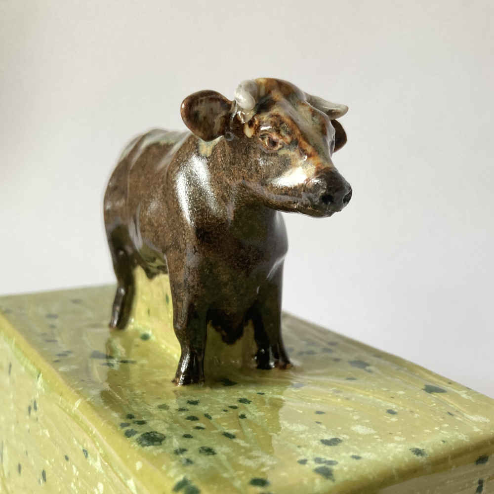 Mila VÁZQUEZ OTERO (* 1978) – Butterdose aus Keramik handgemacht mit Kuh II - Studiokeramik – Bild 8