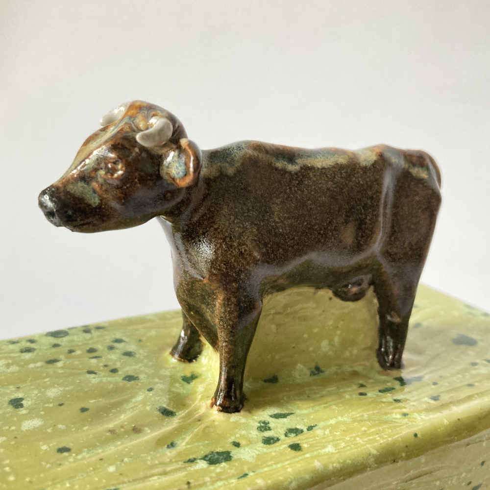 Mila VÁZQUEZ OTERO (* 1978) – Butterdose aus Keramik handgemacht mit Kuh II - Studiokeramik – Bild 10