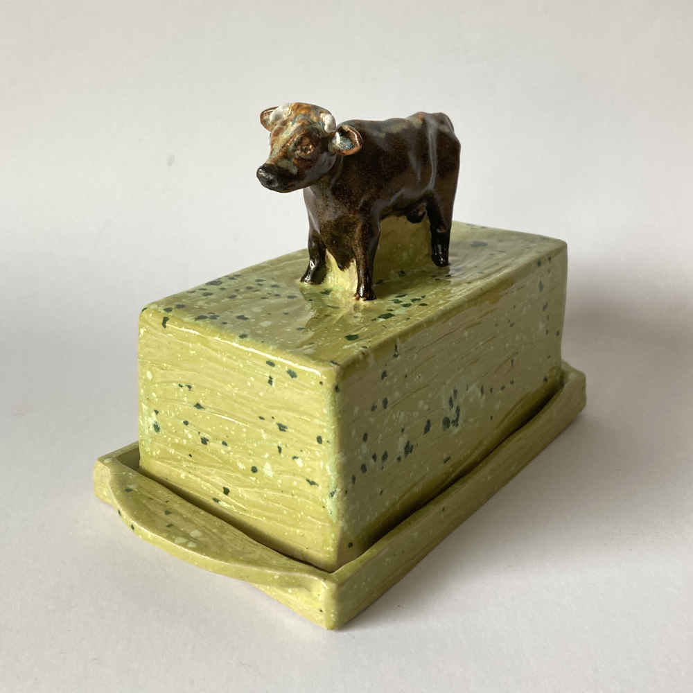 Mila VÁZQUEZ OTERO (* 1978) – Butterdose aus Keramik handgemacht mit Kuh II - Studiokeramik – Bild 4