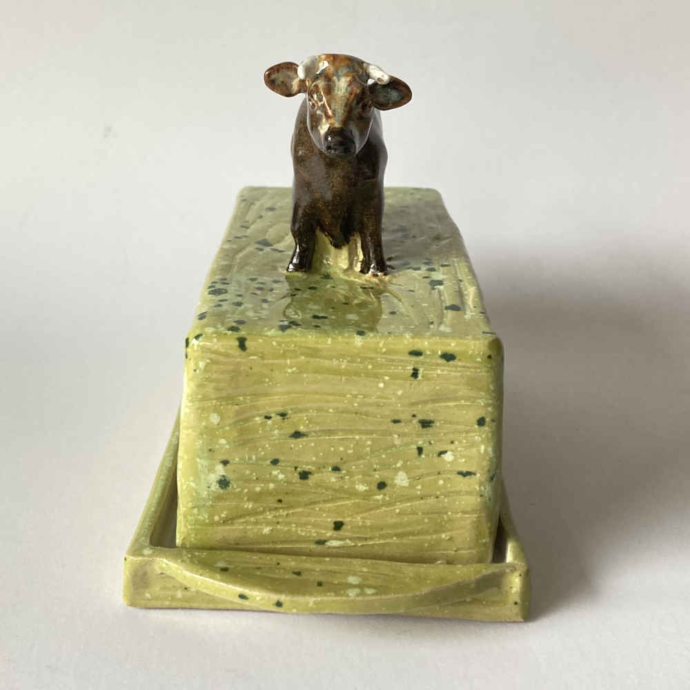 Mila VÁZQUEZ OTERO (* 1978) – Butterdose aus Keramik handgemacht mit Kuh II - Studiokeramik – Bild 3