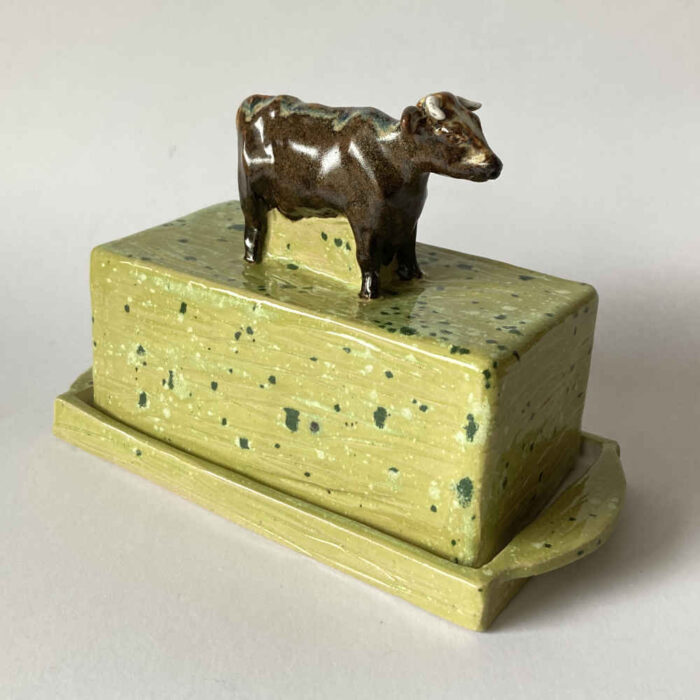Mila VÁZQUEZ OTERO (* 1978) – Butterdose aus Keramik handgemacht mit Kuh II – Studiokeramik