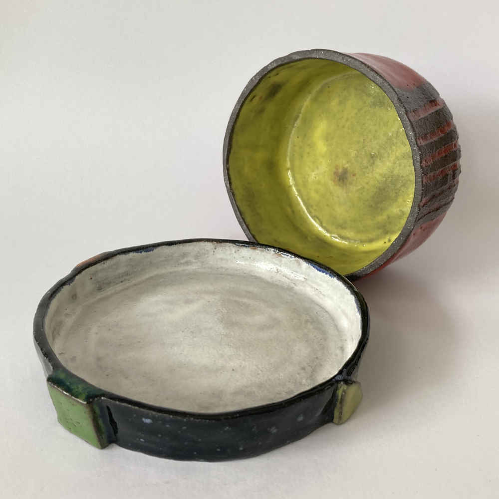 Mila VÁZQUEZ OTERO (* 1978) – Runde Butterdose aus Keramik handgemacht im Bauhausstil - Studiokeramik – Bild 5