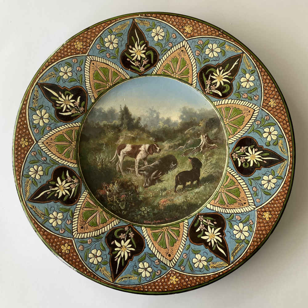 MUSÉE CÉRAMIQUE - Hunting Dogs with Deer (Gottfried Stähly-Rychen) - Thun Majolica