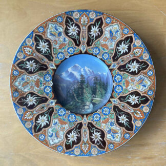 MUSÉE CÉRAMIQUE – Jungfrau (August Louis Ritschard) – Grande assiette en majolique de Thoune