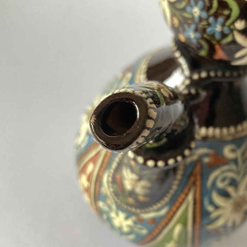 MUSÉE CÉRAMIQUE – Cafetera negra con lazo en forma de ocho – Mayólica de Thun - Imagen 11