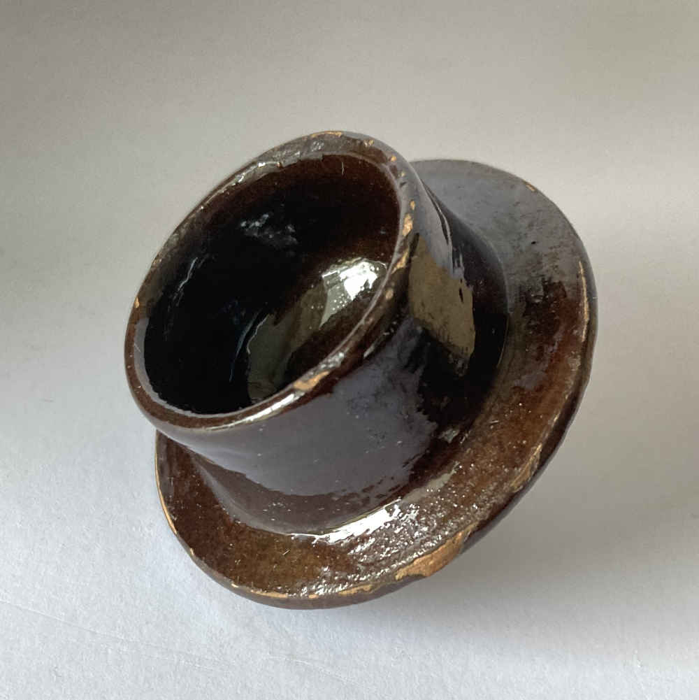 MUSÉE CÉRAMIQUE – Cafetera negra con lazo en forma de ocho – Mayólica de Thun - Imagen 13