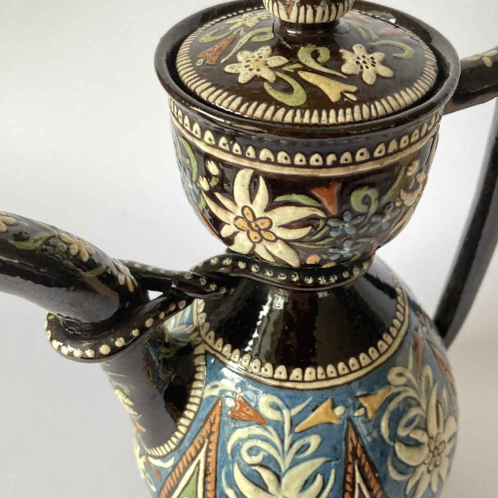 MUSÉE CÉRAMIQUE – Cafetera negra con lazo en forma de ocho – Mayólica de Thun - Imagen 8