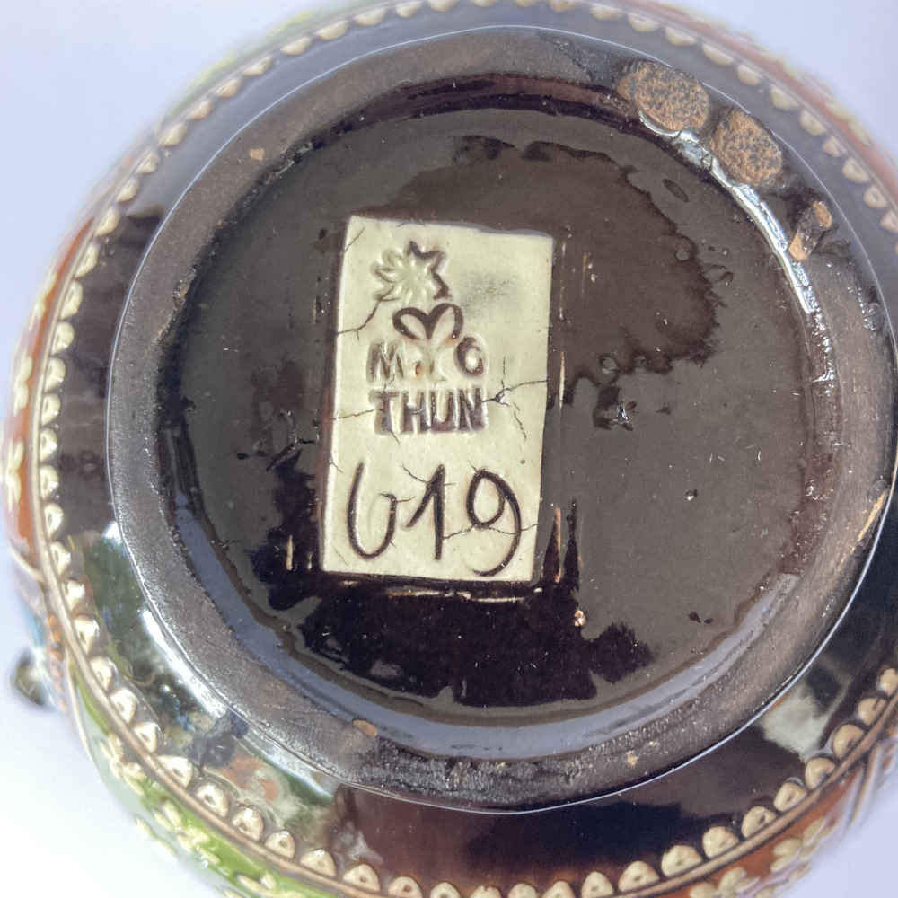MUSÉE CÉRAMIQUE – Cafetera negra con lazo en forma de ocho – Mayólica de Thun - Imagen 15