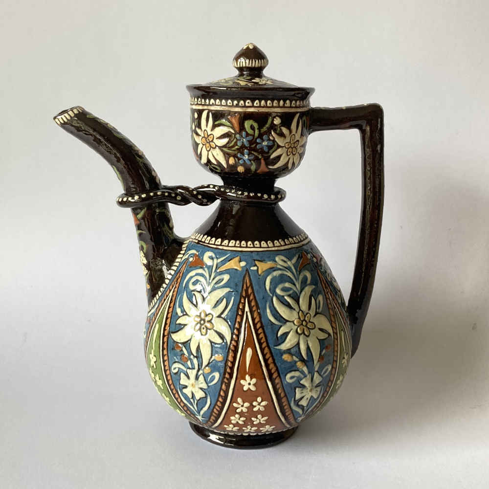 MUSÉE CÉRAMIQUE – Cafetera negra con lazo en forma de ocho – Mayólica de Thun