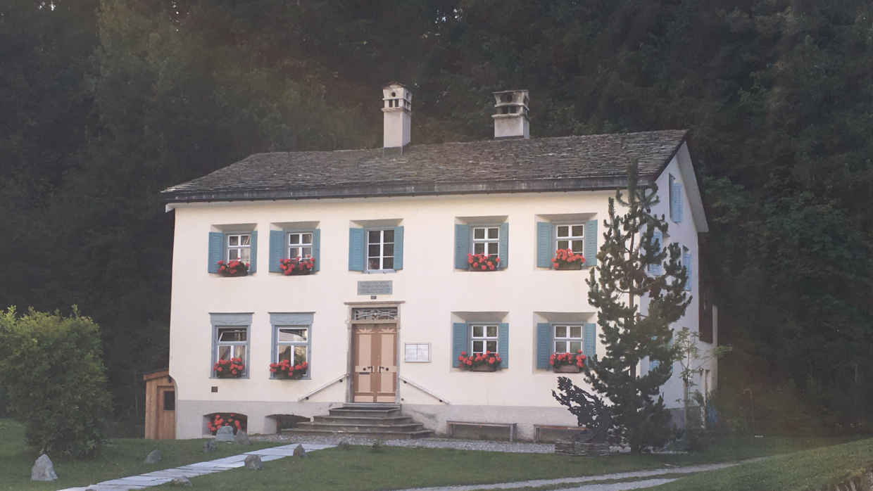 La maison de Friedrich Nietzsche à Sils Maria en Suisse, et plus précisément dans la Haute-Engadine, au bord du lac de Sils.