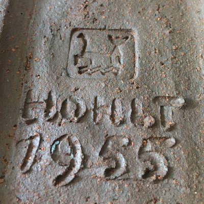 Firma de Otto Hohlt: Gato alineado a la derecha con dos ondas debajo (subrayado doble y ondulado), HOHLT, año debajo.
