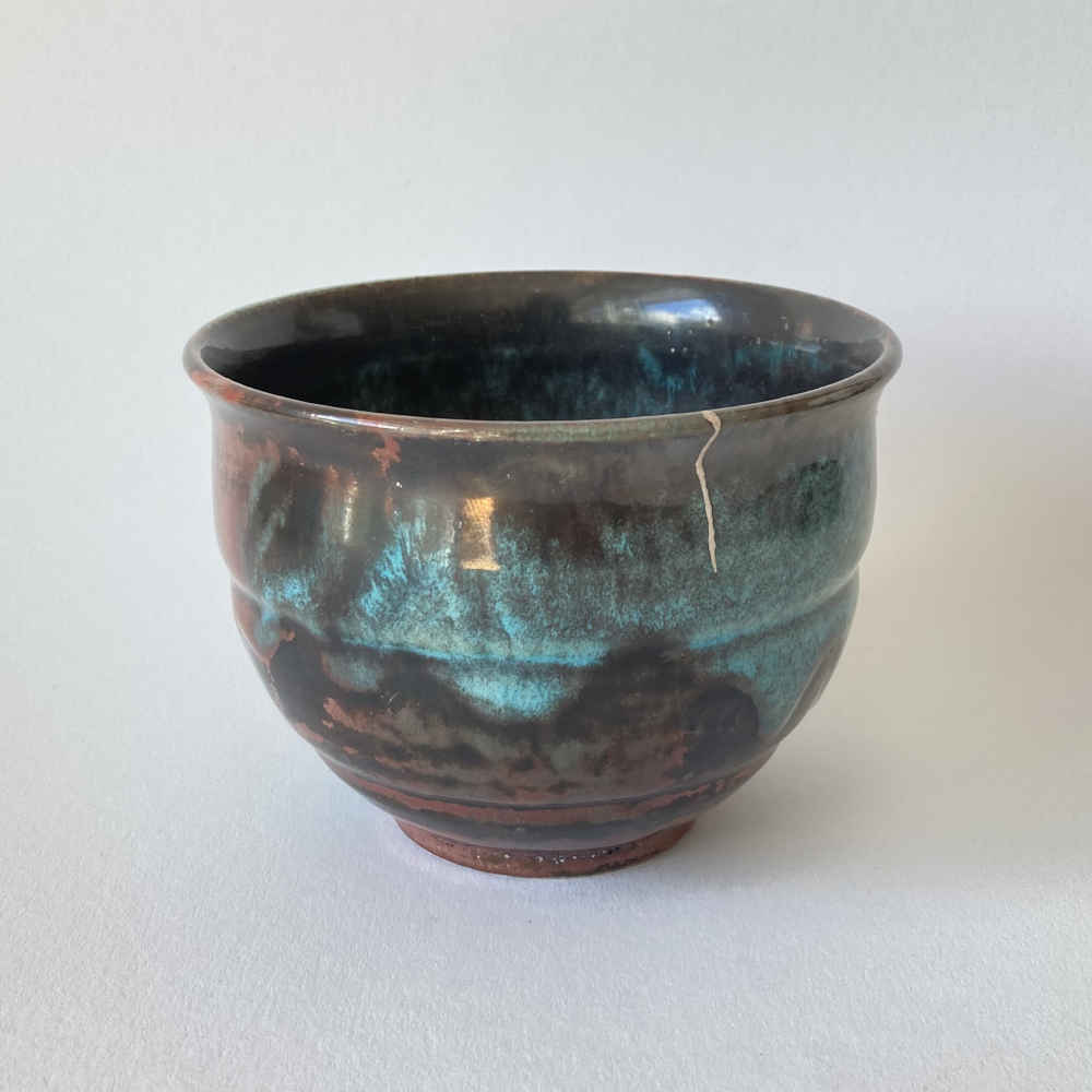 When repairing this pottery, instead of gold, silver was used, which is why it is called gintsugi.