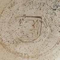 Marca de Paul Dresler: Dos torres conectadas por un puente sobre olas.