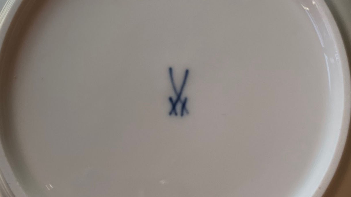 Meissner Porzellan Marke chiamato anche Meissen Porzellan Marke, della Staatliche Porzellan-Manufaktur Meissen; anche questi marchi di porcellana possono essere determinati.