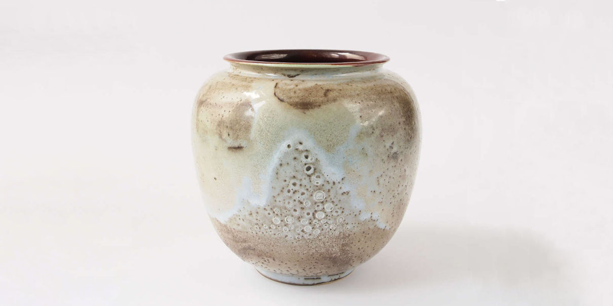 Vase en poterie d'atelier de Otto Lindig ( céramique du Bauhaus) avec glaçure bouillie encore dans le style Art Nouveau avec une touche de japonisme.