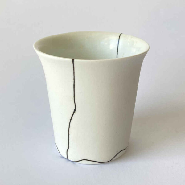 Réparation Kintsugi sur une tasse ace finition de laque