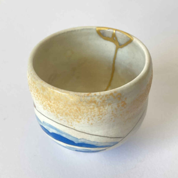 Reparación Kintsugi con oro en una taza de sake