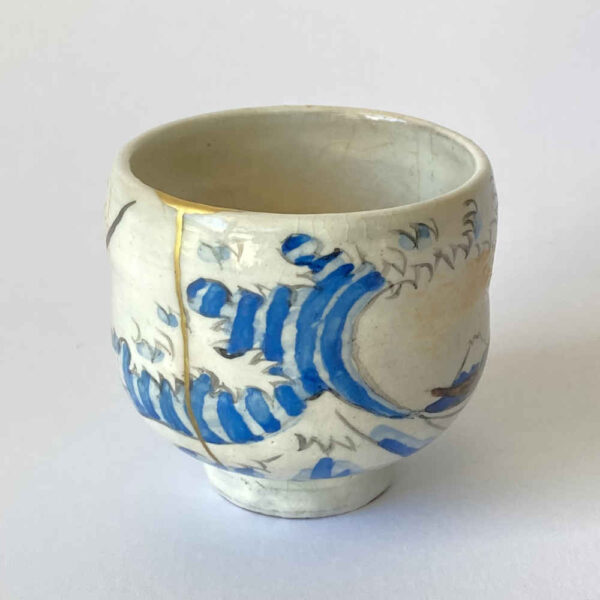 Reparación Kintsugi con oro en una taza de sake