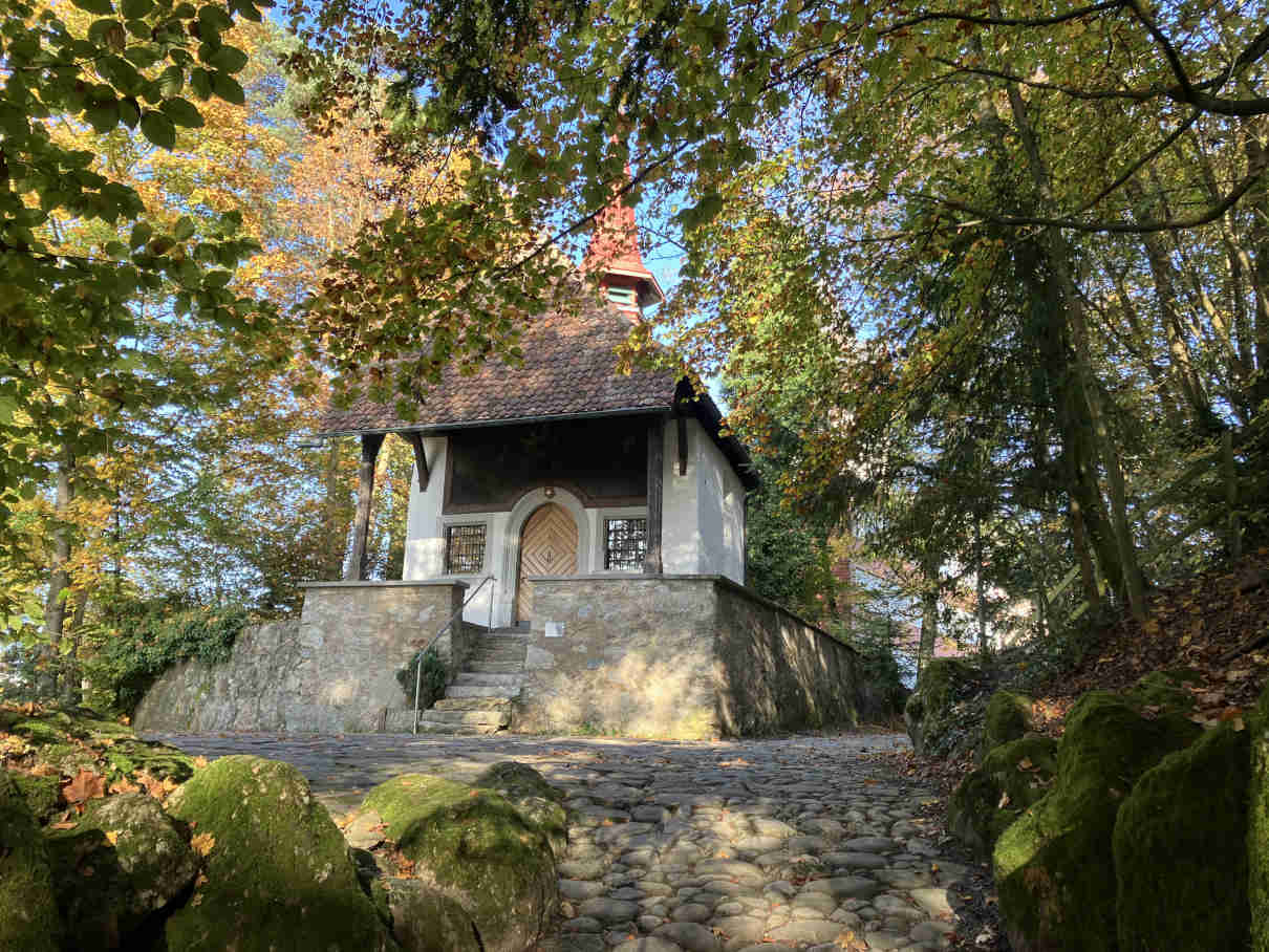 Blick aus Hohler Gasse auf Tellskapelle in Küssnacht.