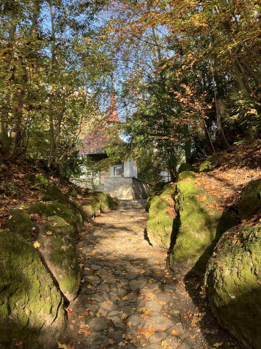 Blick von Weitem auf die Tellskapelle in Küssnacht aus der Hohlen Gasse.