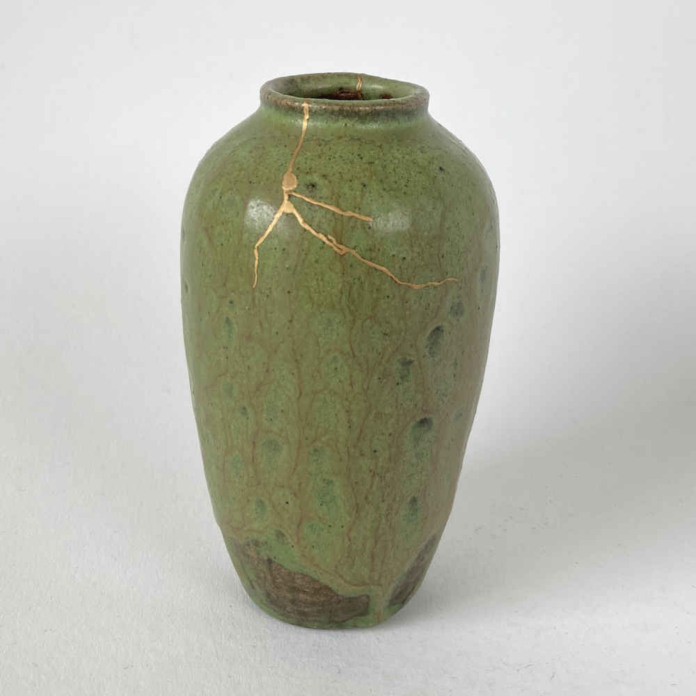 金継ぎ修理の花瓶、金粉ではなく真鍮粉を使用。