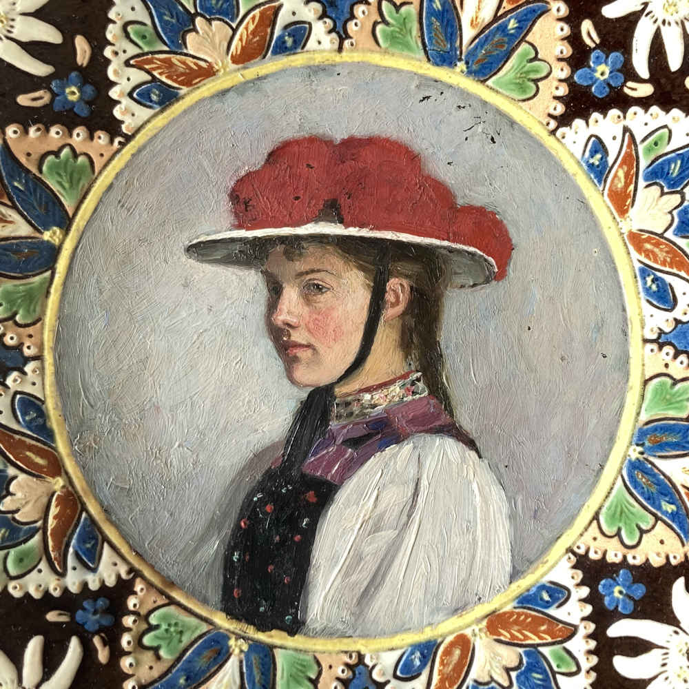 Thun Majolica – Plate Featuring a Woman in Gutach Traditional Costume Wearing a Red Bollenhut from the Black Forest - Image 2