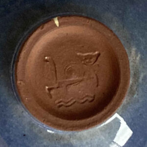Una de las varias marcas cerámicas del taller de Hohlt: Gato alineado a la derecha con dos ondas debajo (subrayado doble y ondulado)
